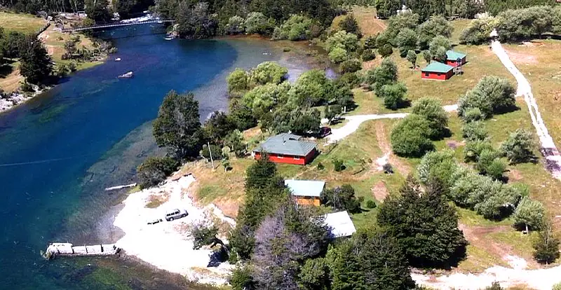 Vista histórica de cabañas a orilla del lago